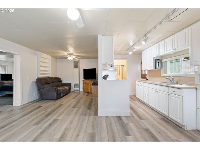 1718 Nw CROUCH St, Roseburg, OR 97471