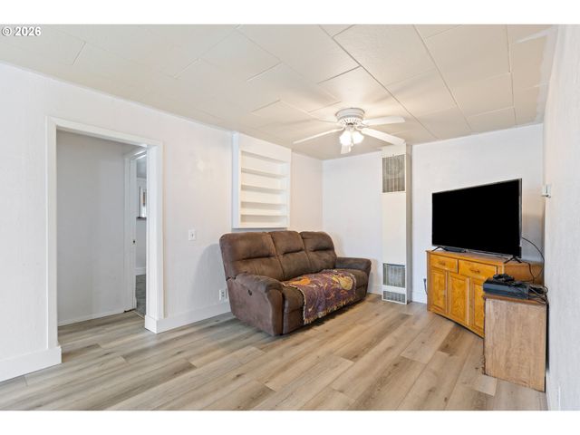 1718 Nw CROUCH St, Roseburg, OR 97471