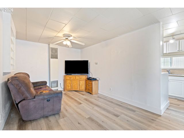 1718 Nw CROUCH St, Roseburg, OR 97471