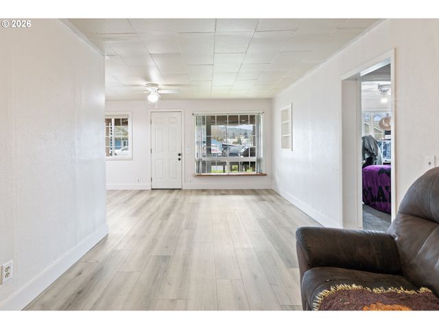 1718 Nw CROUCH St, Roseburg, OR 97471