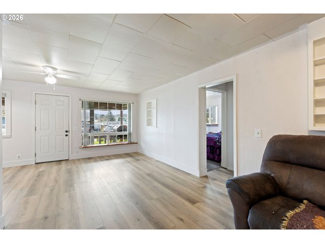 1718 Nw CROUCH St, Roseburg, OR 97471