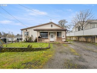 1718 Nw CROUCH St, Roseburg, OR 97471