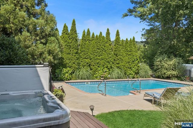 76 Mountain Avenue, Pequannock Township, NJ 07444