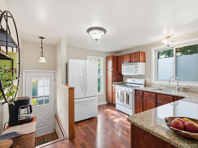1728 Beechcroft Street, Keego Harbor, MI 48320