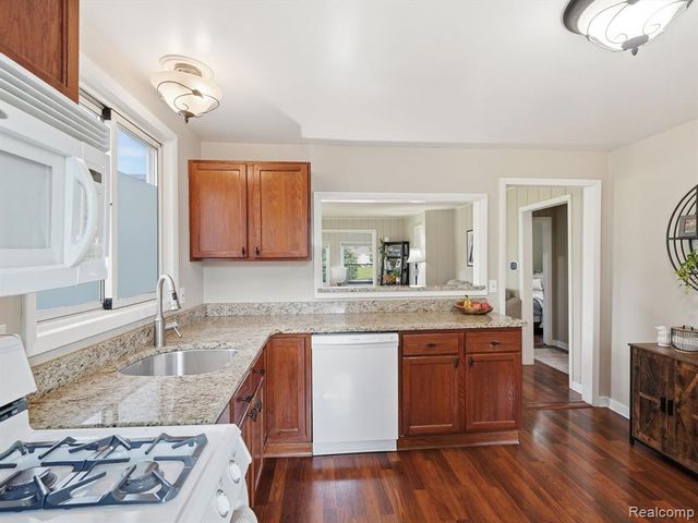 1728 Beechcroft Street, Keego Harbor, MI 48320