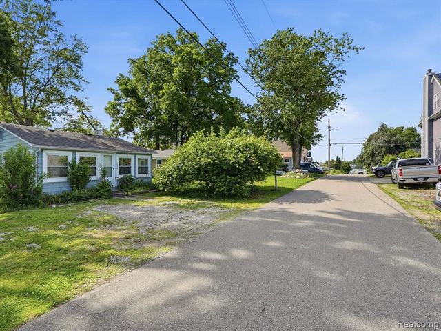 1728 Beechcroft Street, Keego Harbor, MI 48320