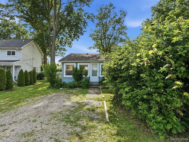 1728 Beechcroft Street, Keego Harbor, MI 48320