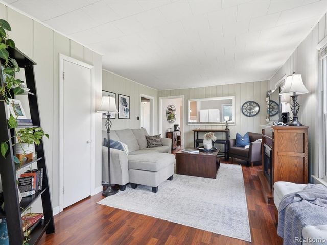 1728 Beechcroft Street, Keego Harbor, MI 48320