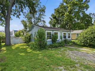 1728 Beechcroft Street, Keego Harbor, MI 48320