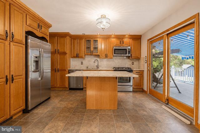 14 HARMON RD, Edison, NJ 08837