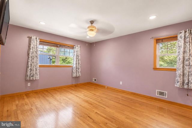 14 HARMON RD, Edison, NJ 08837
