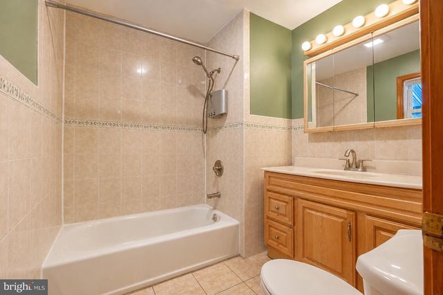 14 HARMON RD, Edison, NJ 08837