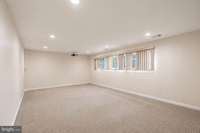 14 HARMON RD, Edison, NJ 08837