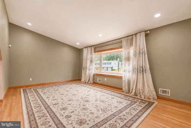 14 HARMON RD, Edison, NJ 08837