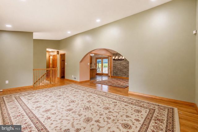 14 HARMON RD, Edison, NJ 08837