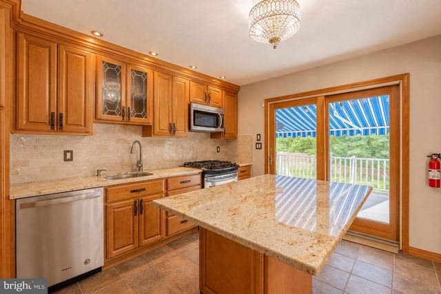 14 HARMON RD, Edison, NJ 08837
