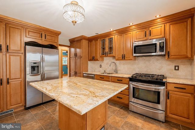 14 HARMON RD, Edison, NJ 08837