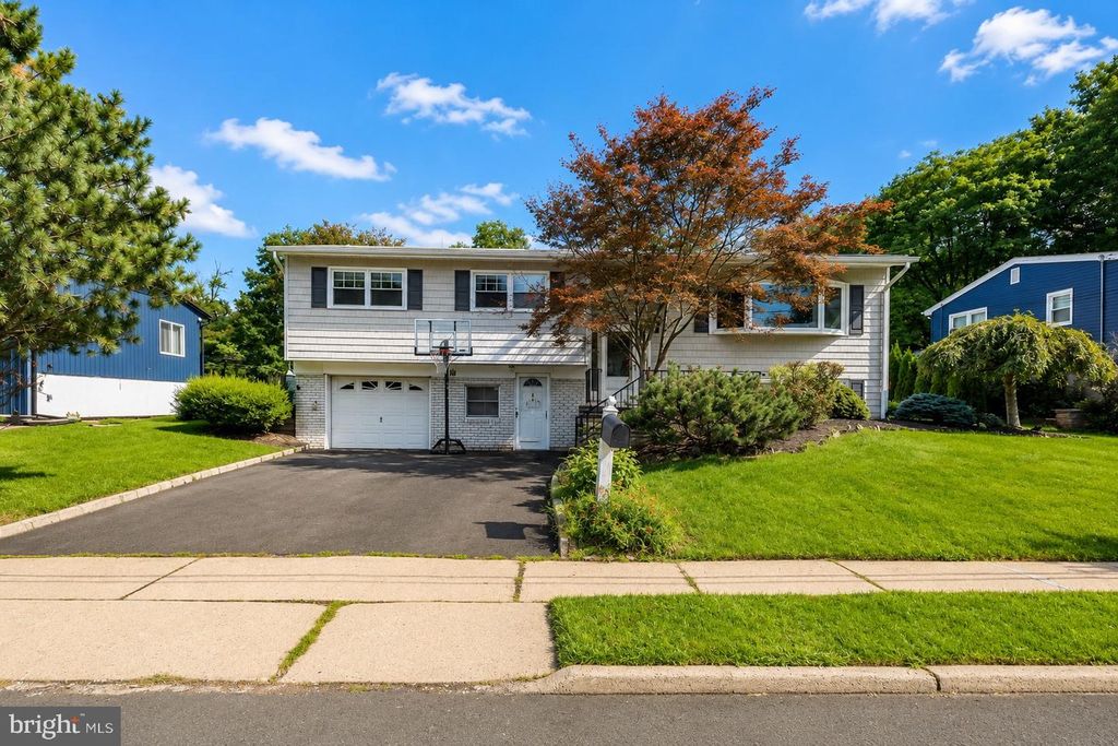 14 HARMON RD, Edison, NJ 08837