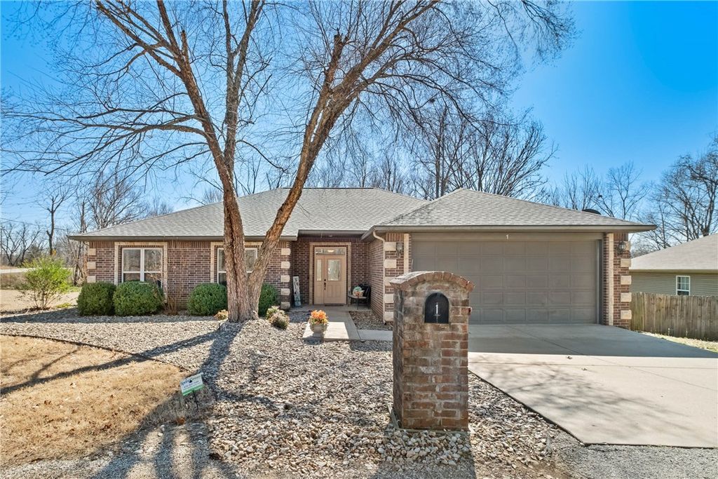 1 Lillian Lane, Bella Vista, AR 72715