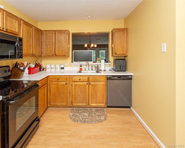 16 Evergreen Way, Pawling, NY 12564