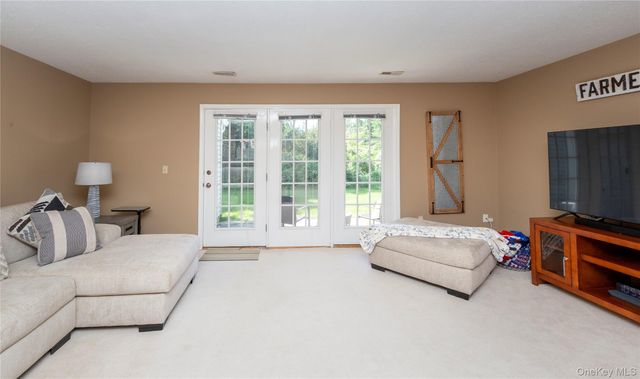 16 Evergreen Way, Pawling, NY 12564
