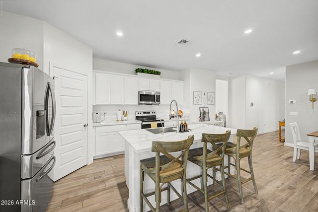 2824 W SEAVER Avenue, Apache Junction, AZ 85120