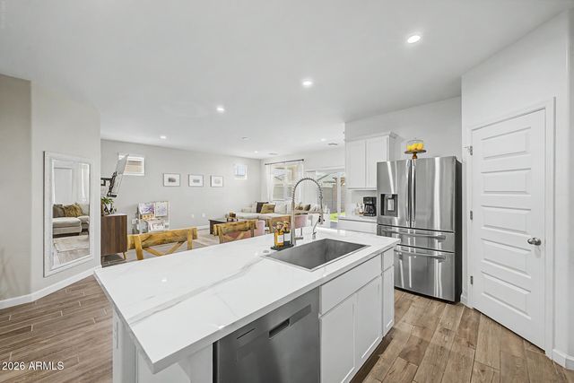 2824 W SEAVER Avenue, Apache Junction, AZ 85120