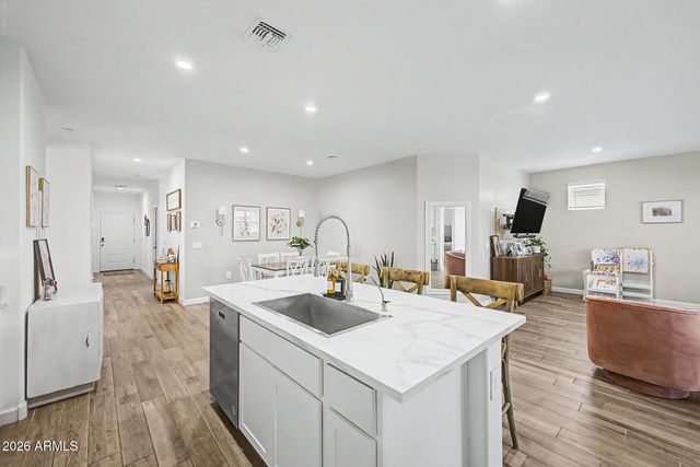 2824 W SEAVER Avenue, Apache Junction, AZ 85120