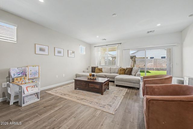 2824 W SEAVER Avenue, Apache Junction, AZ 85120