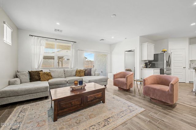 2824 W SEAVER Avenue, Apache Junction, AZ 85120