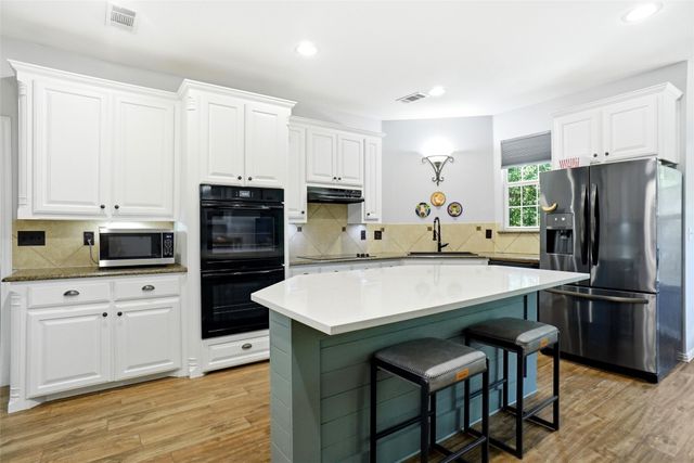 102 Manders Court, Runaway Bay, TX 76426