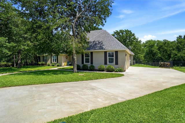 102 Manders Court, Runaway Bay, TX 76426