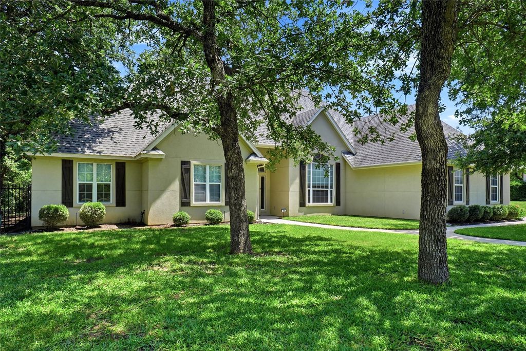 102 Manders Court, Runaway Bay, TX 76426