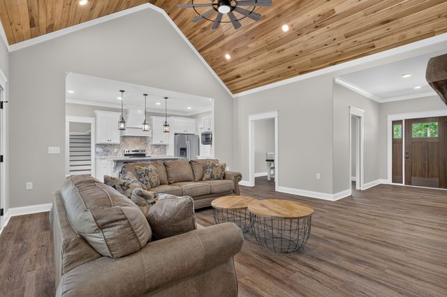 2200 Little Texas Rd, Goodspring, TN 38460