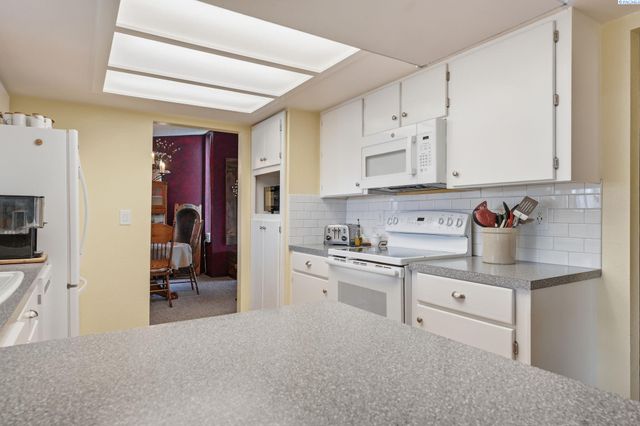 2405 Towhee Ln., West Richland, WA 99353