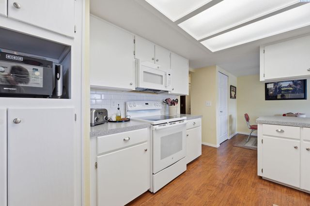 2405 Towhee Ln., West Richland, WA 99353