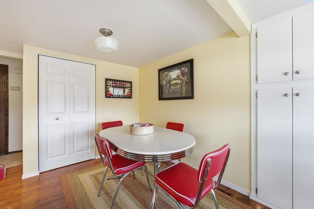 2405 Towhee Ln., West Richland, WA 99353