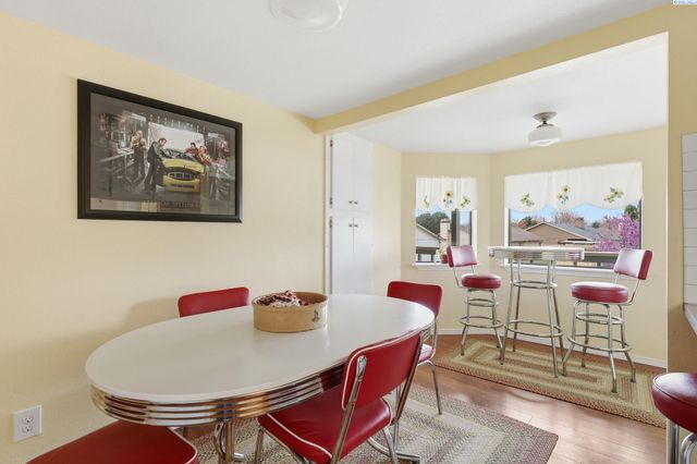 2405 Towhee Ln., West Richland, WA 99353