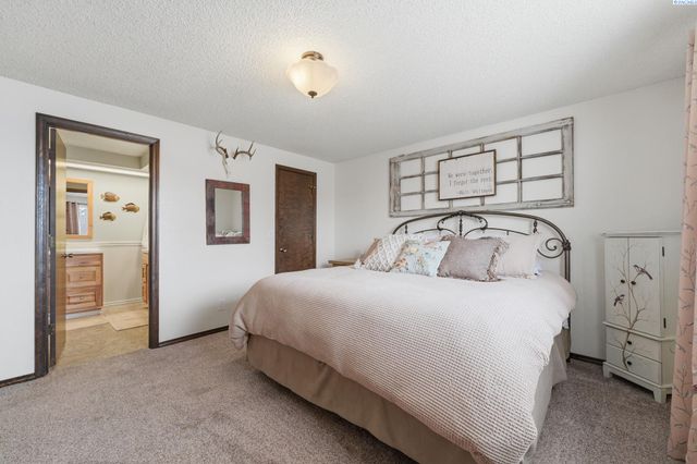 2405 Towhee Ln., West Richland, WA 99353