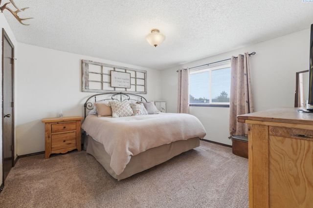 2405 Towhee Ln., West Richland, WA 99353