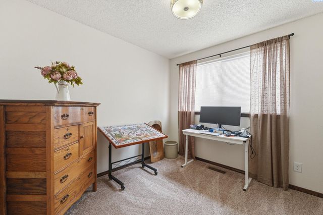 2405 Towhee Ln., West Richland, WA 99353