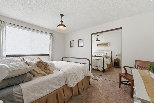 2405 Towhee Ln., West Richland, WA 99353