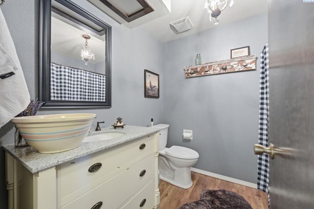 2405 Towhee Ln., West Richland, WA 99353