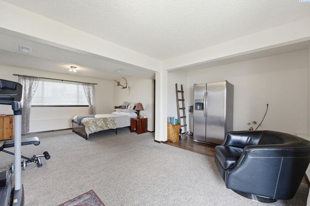 2405 Towhee Ln., West Richland, WA 99353