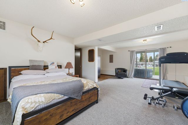 2405 Towhee Ln., West Richland, WA 99353