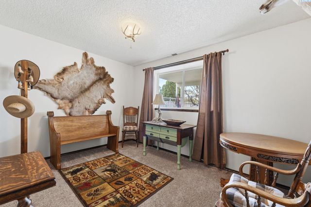 2405 Towhee Ln., West Richland, WA 99353