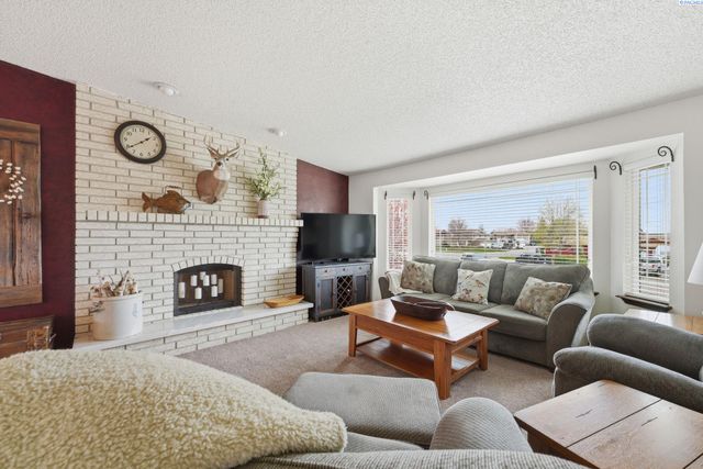 2405 Towhee Ln., West Richland, WA 99353