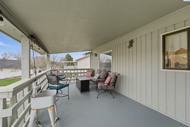 2405 Towhee Ln., West Richland, WA 99353