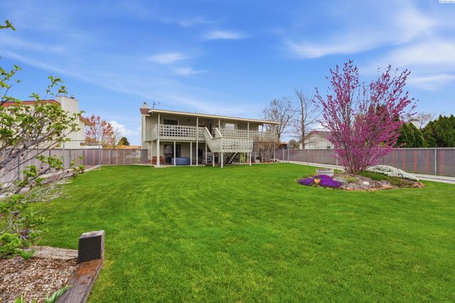 2405 Towhee Ln., West Richland, WA 99353