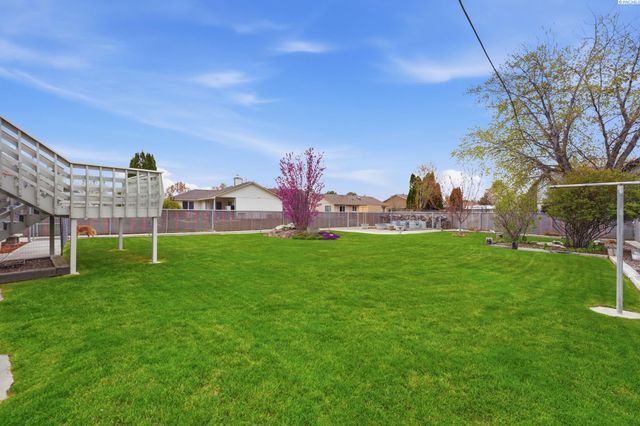 2405 Towhee Ln., West Richland, WA 99353